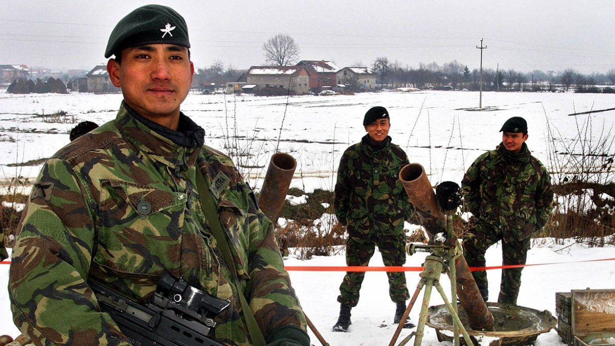 Miembros británicos de las fuerzas de paz de la Unión Europea para Bosnia y Herzegovina (EUFOR) recuperan armas ilegales, encontradas cerca de la ciudad de Kozarska Dubica.