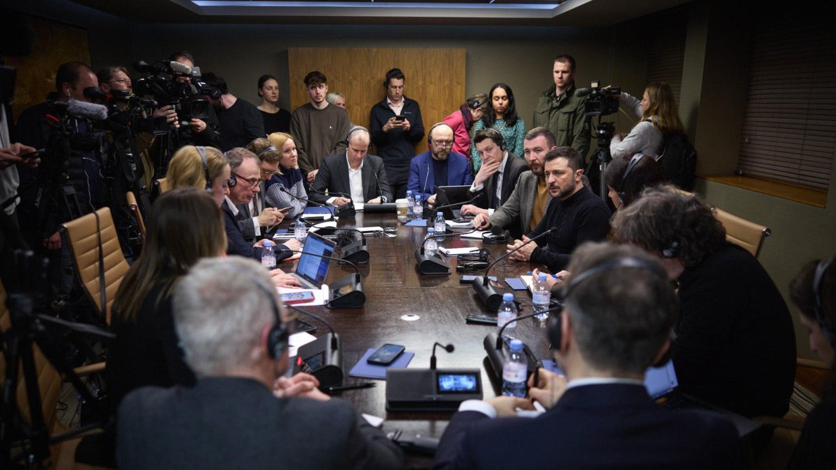 El presidente ucraniano, Volodímir Zelenski (d) mantiene una reunión con periodistas ucranianos y británicos.