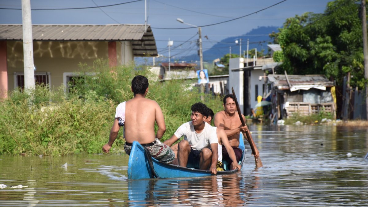 Al menos 15 barrios de Santa Rosa quedaron bajo el agua. Los moradores tienen que salir en pequeños barcos improvisados.