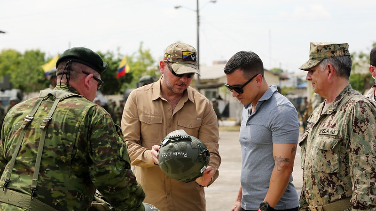 El presidente Noboa, en el mes de enero, participó de la entrega de cascos y chalecos para las Fuerzas Armadas.