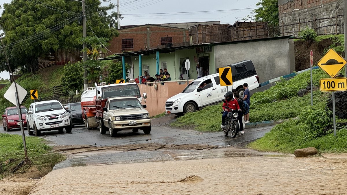 Situación. El aumento del caudal dejó las vías enlodadas.
