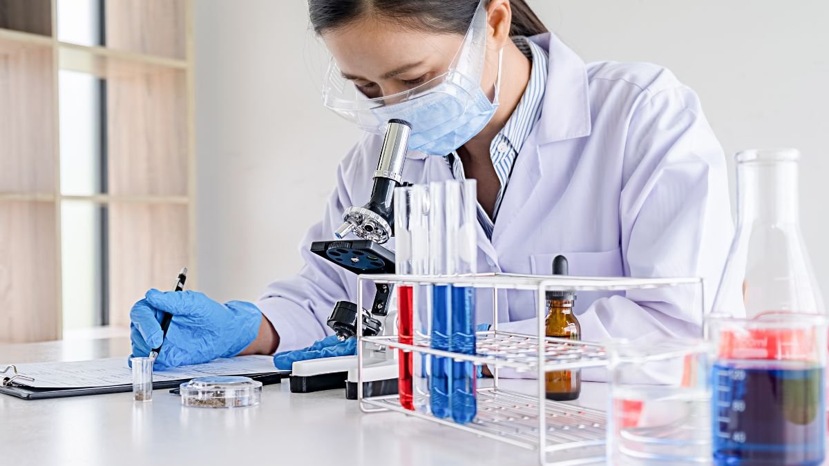 Trabajo. Pocas mujeres son profesionales en ciencias.