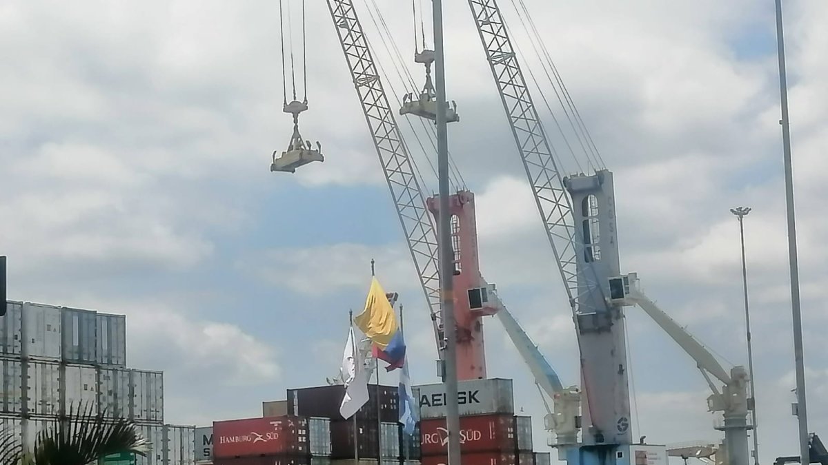 Las actividades de comercio exterior en uno de los puertos de Ecuador.