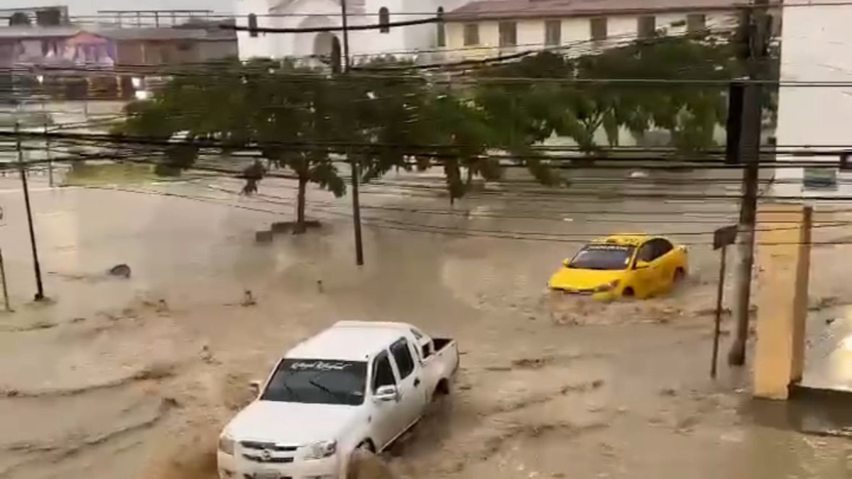 La creciente del río Portoviejo anegó las principales vías de Rocafuerte, dificultando la circulación de vehículos y afectando el comercio local.
