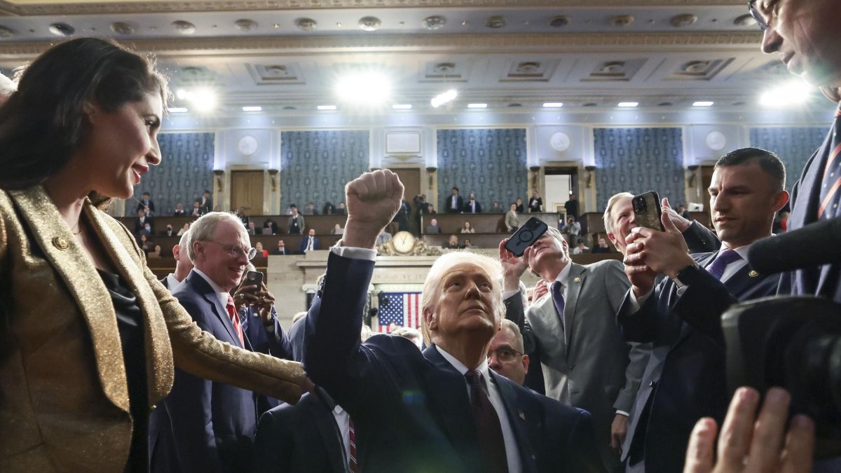 El presidente de EE.UU., Donald Trump, gesticula tras dirigirse a una sesión conjunta del Congreso de los Estados Unidos en el Capitolio de EE. UU. en Washington, D.C.