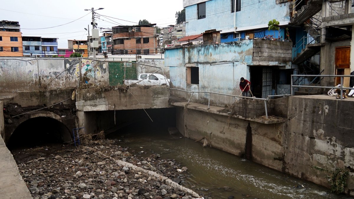 En el barrio Osorio es uno de los sectores que ha resultado afectado por las inundaciones debido a que la quebrada atraviesa el sector