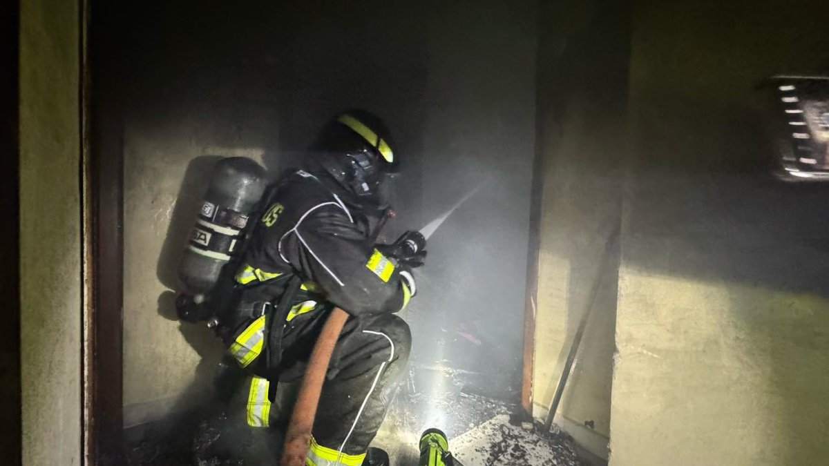Bomberos Quito en labores de enfriamiento tras sofocar el incendio en el sector La América.