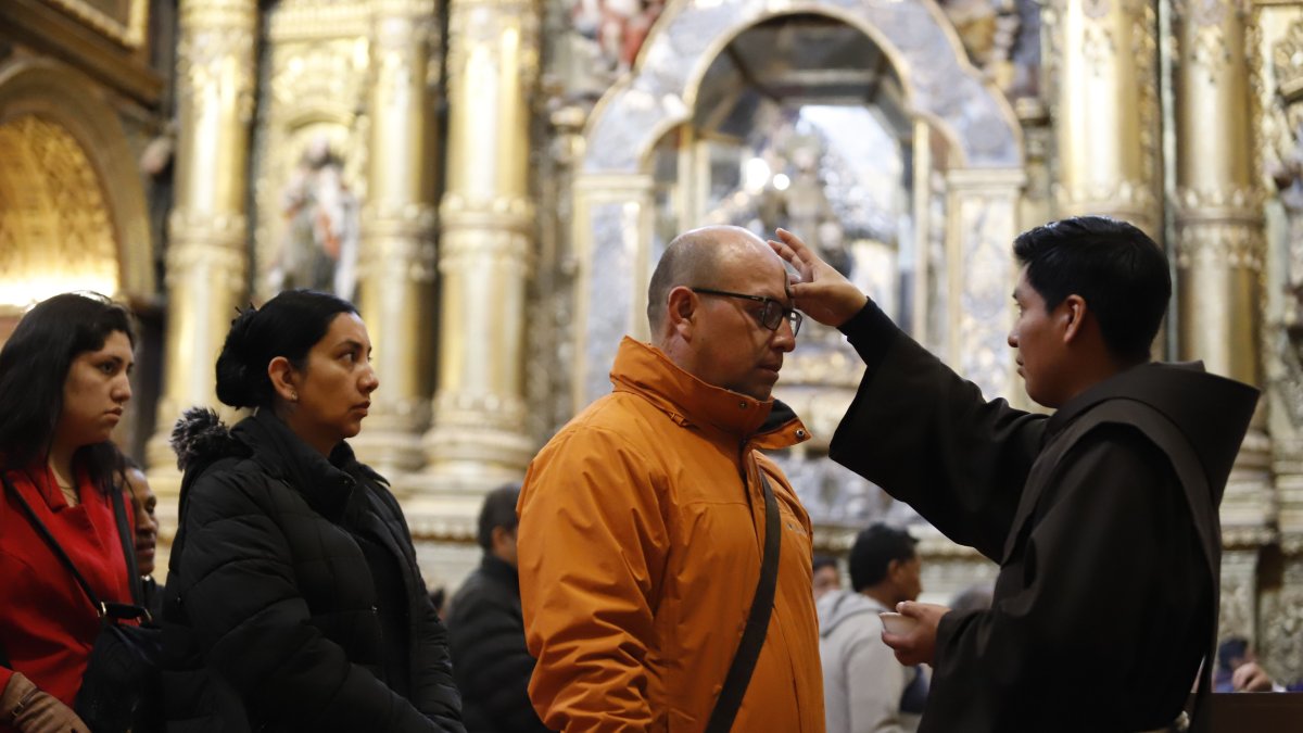 Los quiteños acudieron a las liturgias por el Miércoles de Ceniza antes de empezar su jornada laboral.