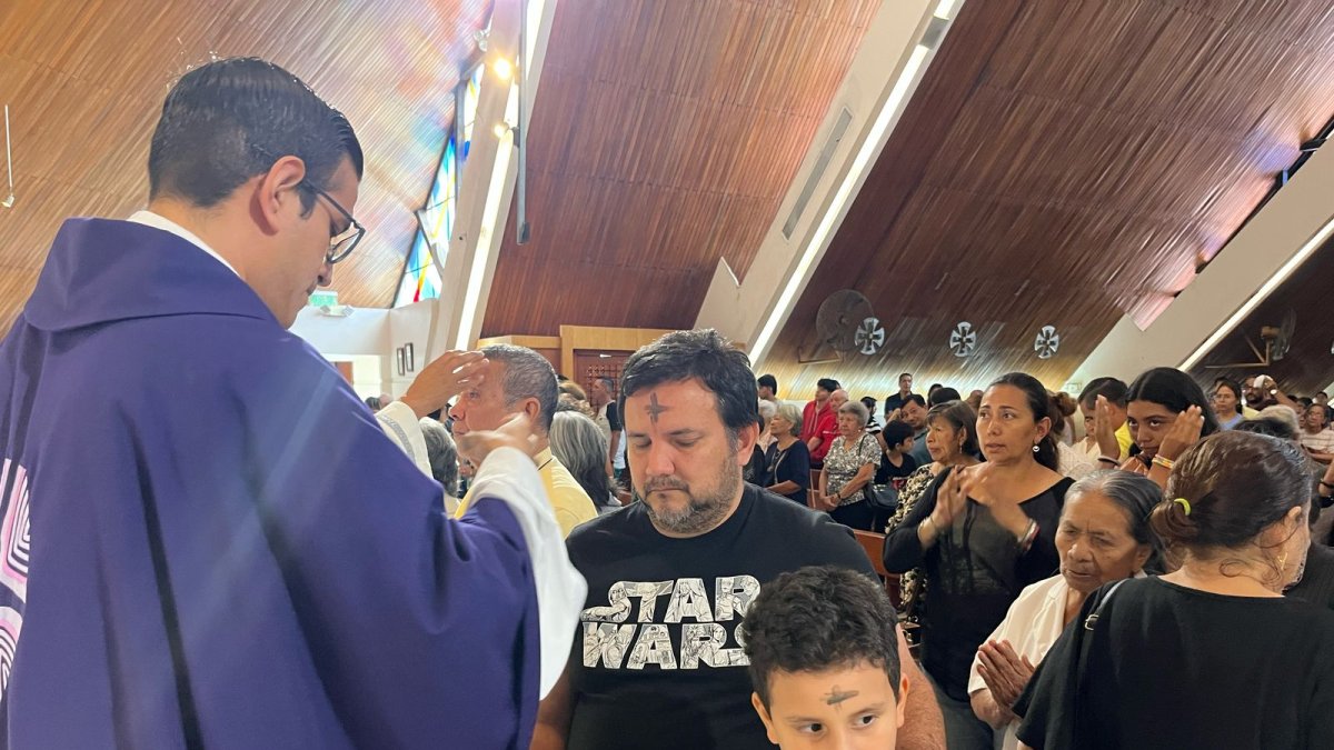 Muchos fieles aprovecharon el horario de almuerzo para acercarse a la iglesia.