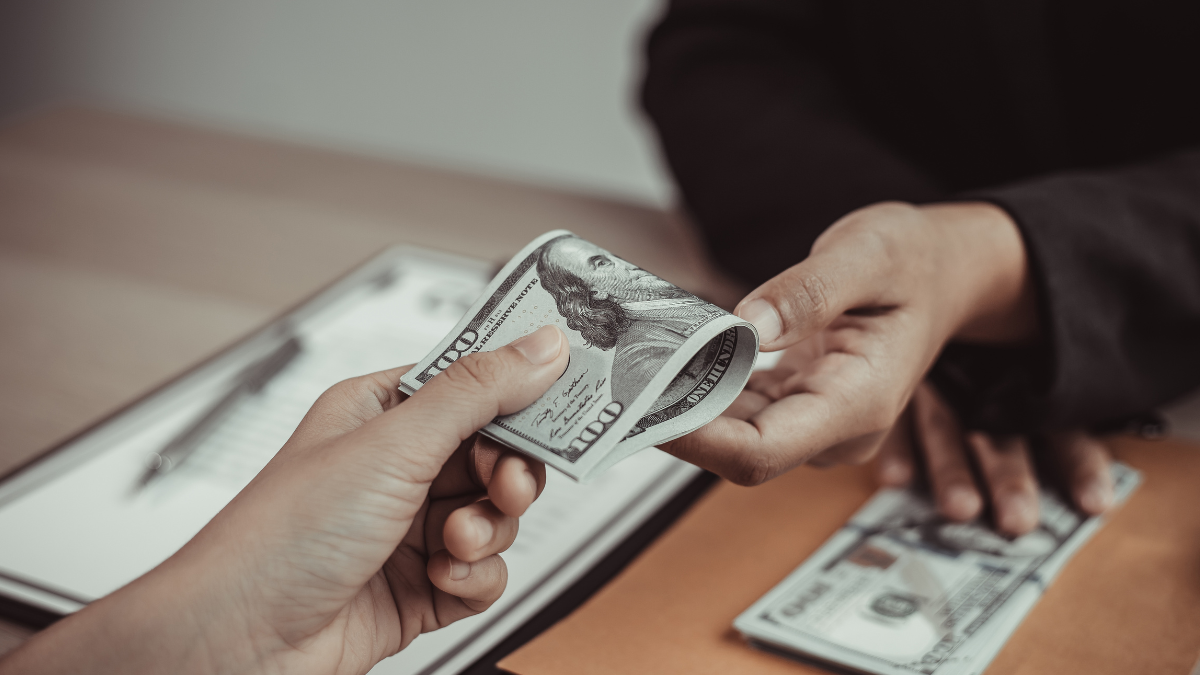 El cálculo del décimo cuarto sueldo varía según la región, con fechas distintas para cada una.