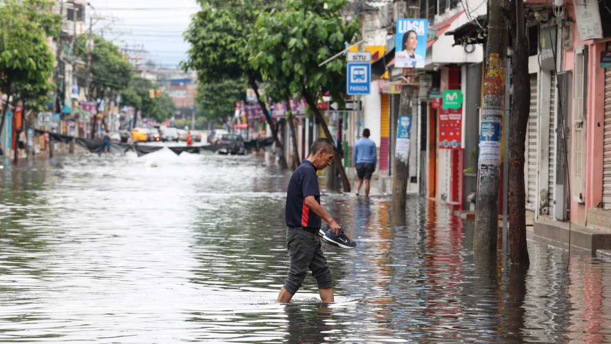La marea agrava la situación de inundaciones.