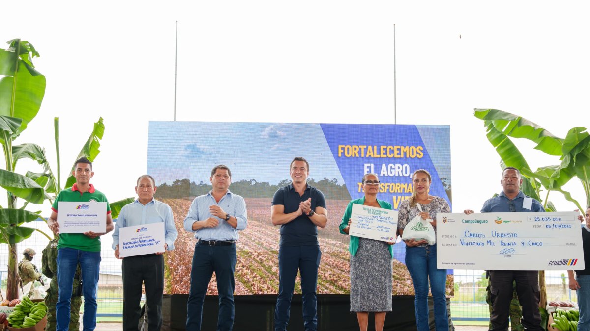El Gobierno entregó títulos de propiedad a agricultores de Los Ríos.