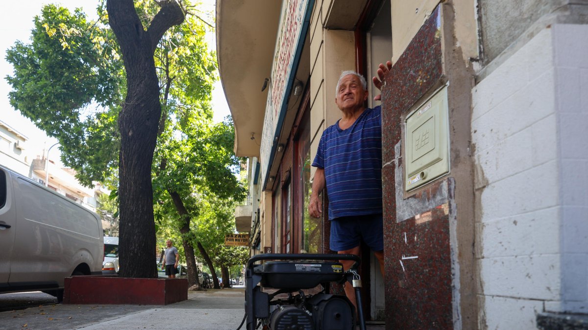 Una persona instala un generador eléctrico en su negocio durante el apagón este miércoles, en Buenos Aires (Argentina).