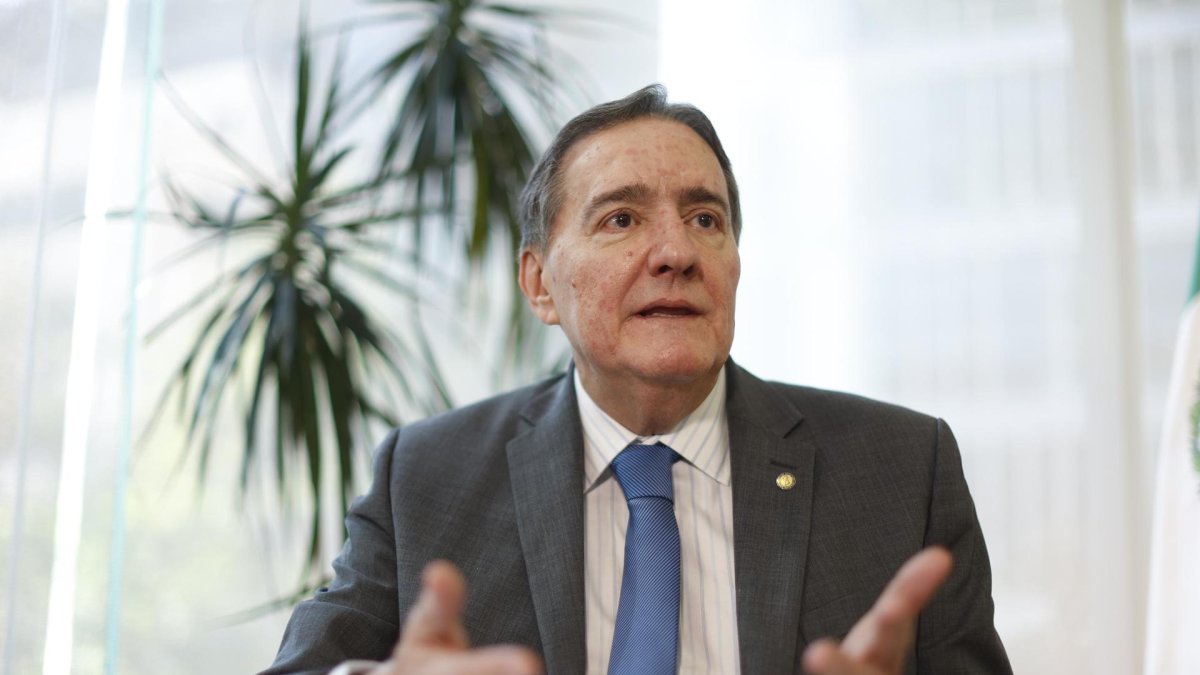 El director de la Organización Panamericana de la Salud (OPS), Jarbas Barbosa, habla durante una entrevista con EFE este miércoles, en la Ciudad de México (México).