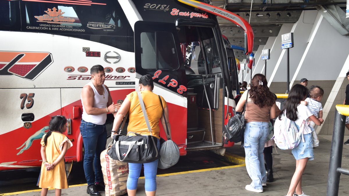 Decenas de ciudadanos salieron del Puerto Principal.