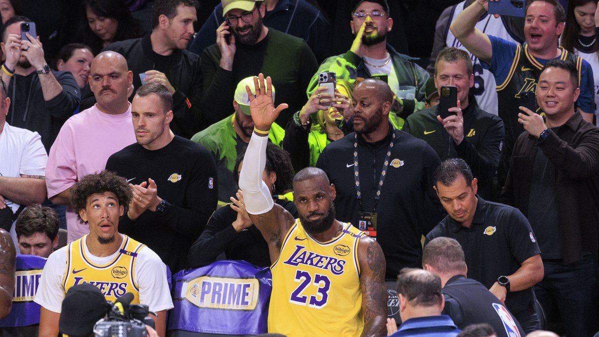 LeBron James (c) de Los Ángeles Lakers reacciona previo a un partido de la temporada regular de la NBA contra los New Orleans Pelicans.