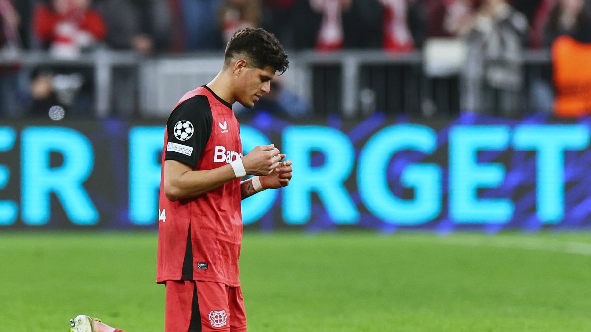 Piero Hincapié, lateral ecuatoriano del Bayer Leverkusen, reacciona tras caer goleado 3-0 ante Bayern Múnich.