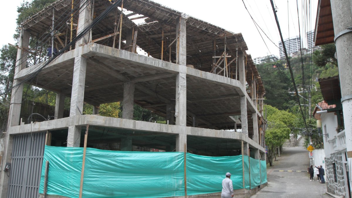 Construcción. Fue suspendida por no contar con medidas de seguridad.