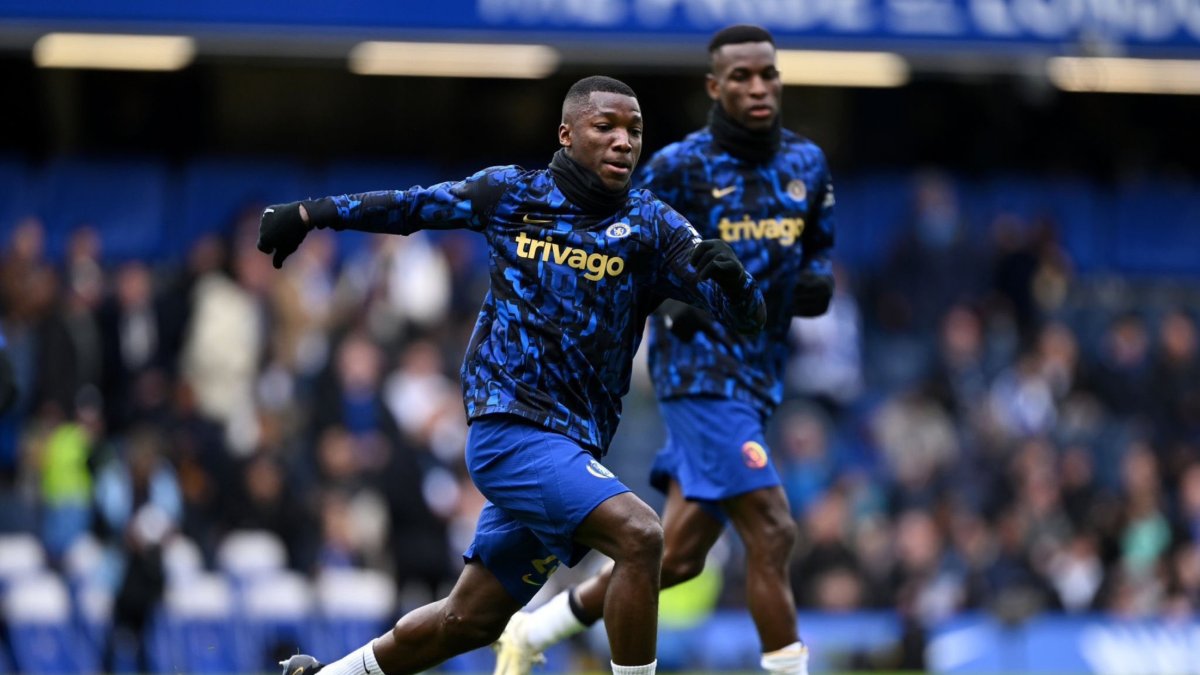 Moisés Caicedo fue convocado por Chelsea para los octavos de Conference League 2024-25.