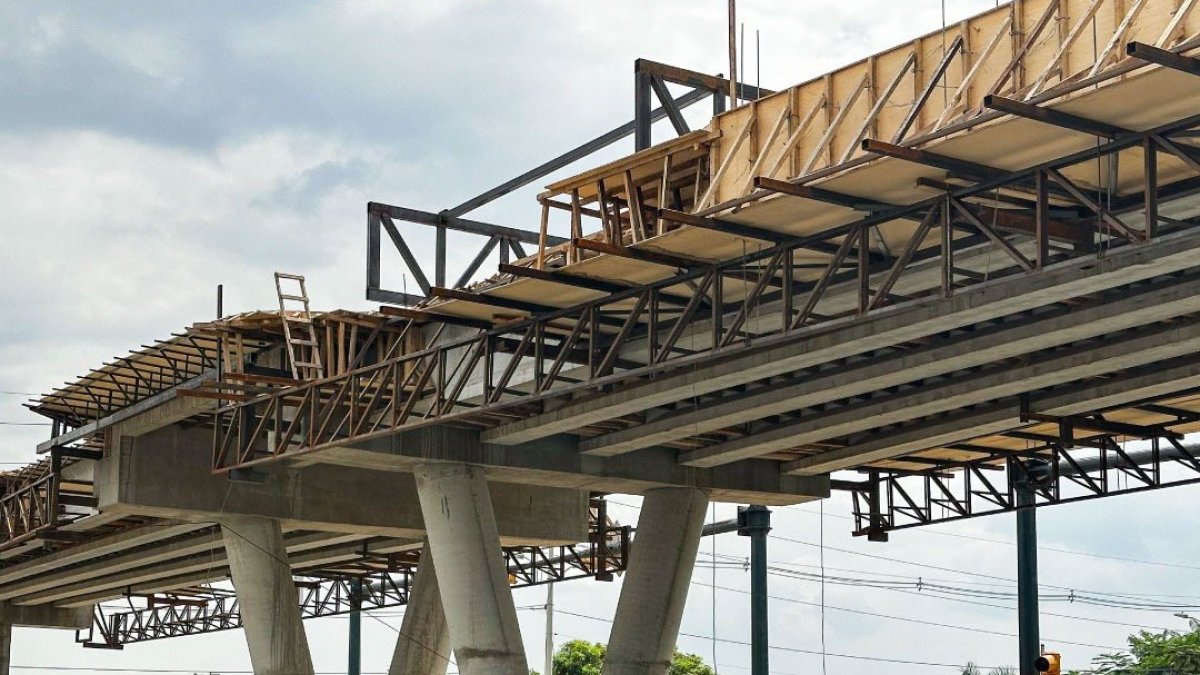 Durante tres días, desde este 5 de marzo, permanecerá cerrado un tramo de vía a la costa para continuar con la construcción de los pasos elevados en el sector.