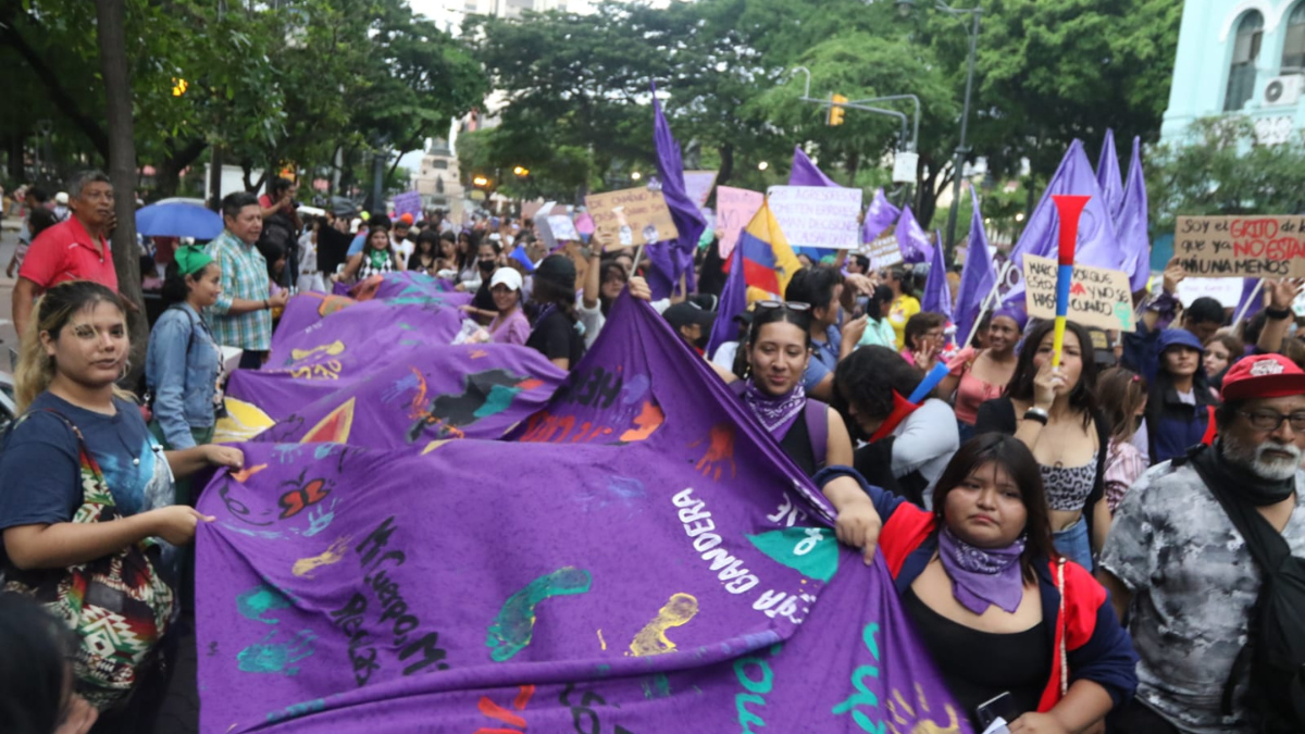 En Guayaquil, la marcha por el Día de la Mujer reúne a un gran grupo de mujeres que luchan por la equidad de género.