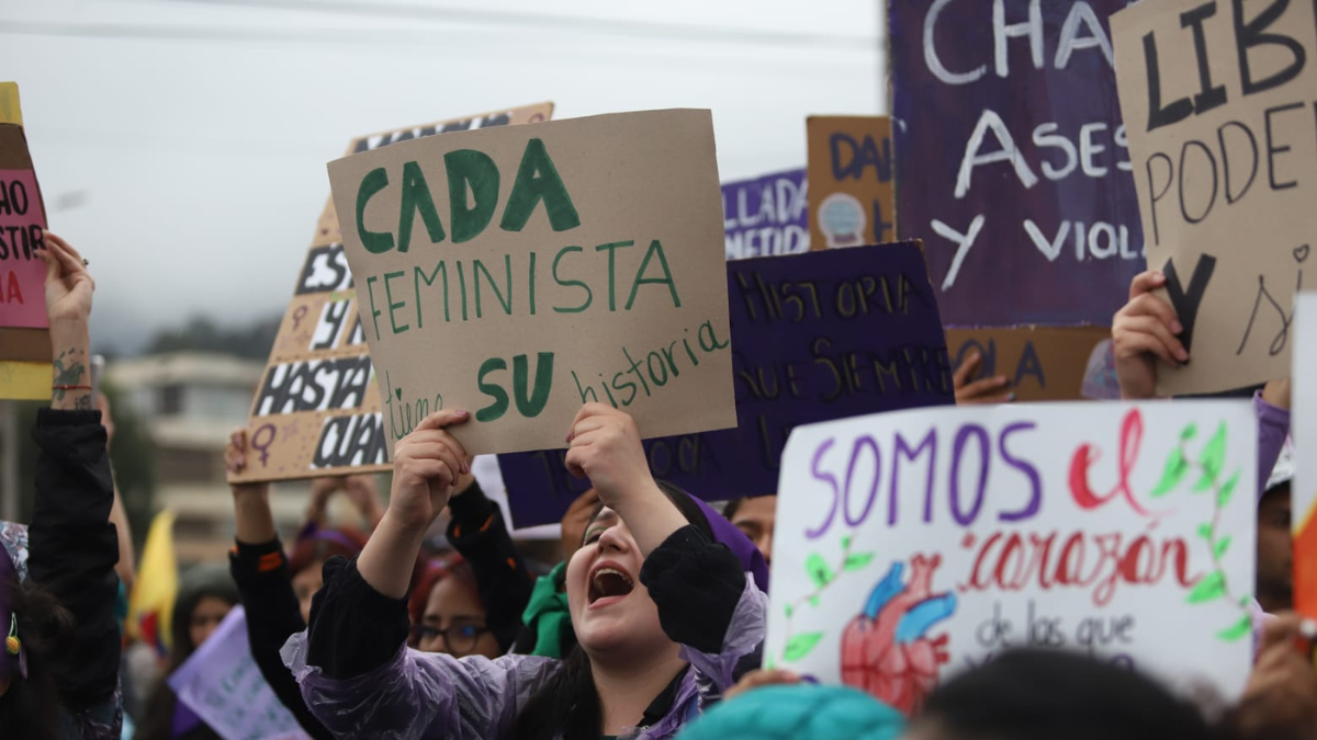 Mujeres se movilizan en Quito para demandar la igualdad de género y el respeto a sus derechos.