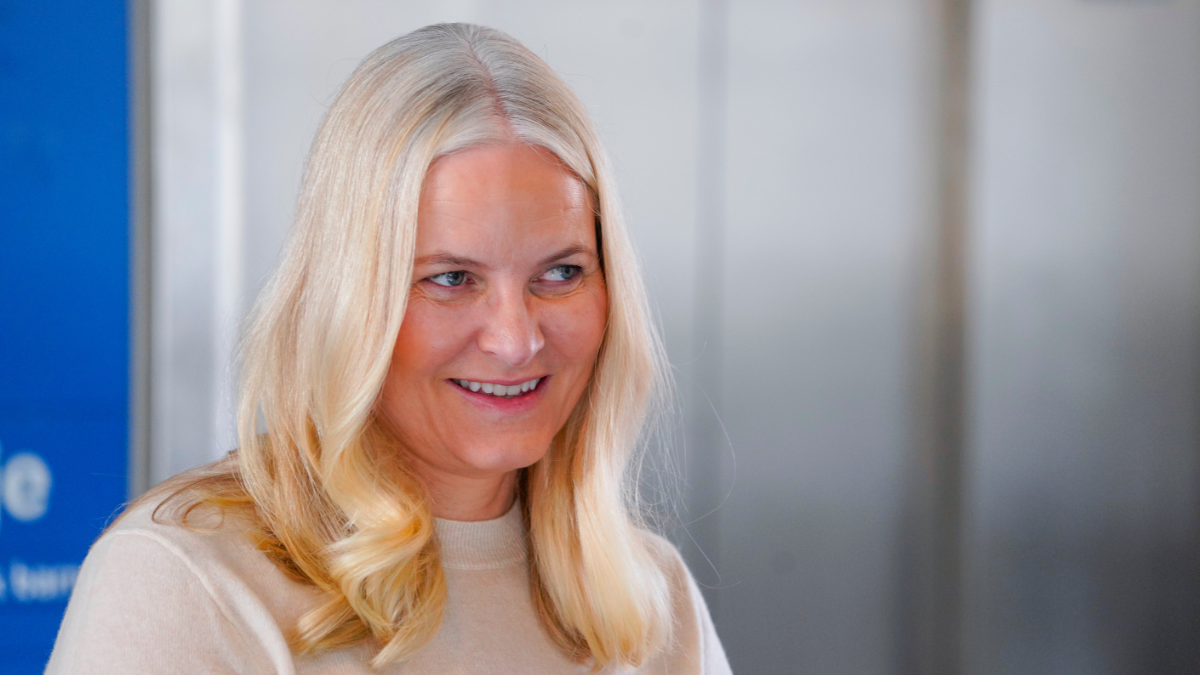 La Princesa Heredera de Noruega, Mette-Marit, visita el Hospital Ulleval, donde se reúne con los payasos del hospital, en Oslo, Noruega, el 5 de marzo de 2025.