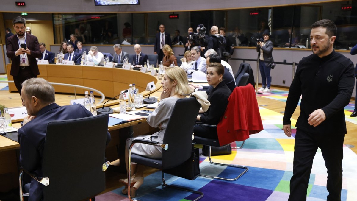 El presidente Volodymyr Zelensky, asiste a la mesa redonda especial del Consejo Europeo para discutir el apoyo continuo a Ucrania y la defensa europea en la sede de la UE en Bruselas.