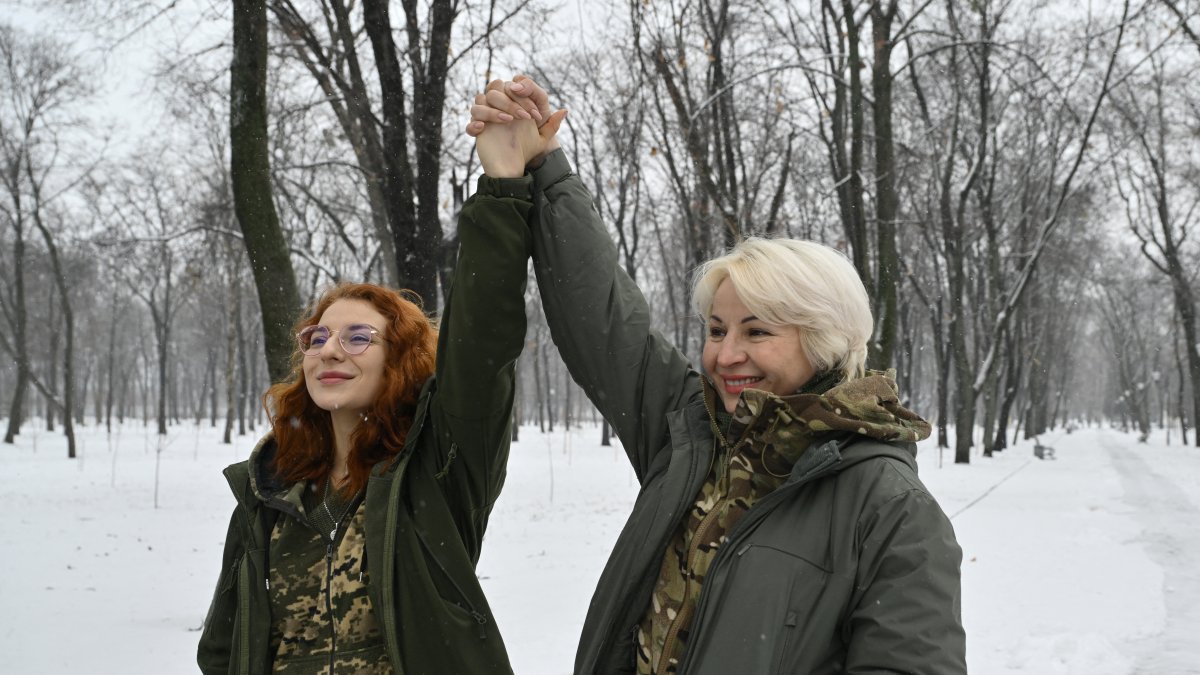 Las militares ucranianas Natalia (der.), de 53 años, y su hija Veronika (izq.), de 26, de la 100.ª brigada mecanizada, posan en un lugar no revelado de la región de Donetsk.
