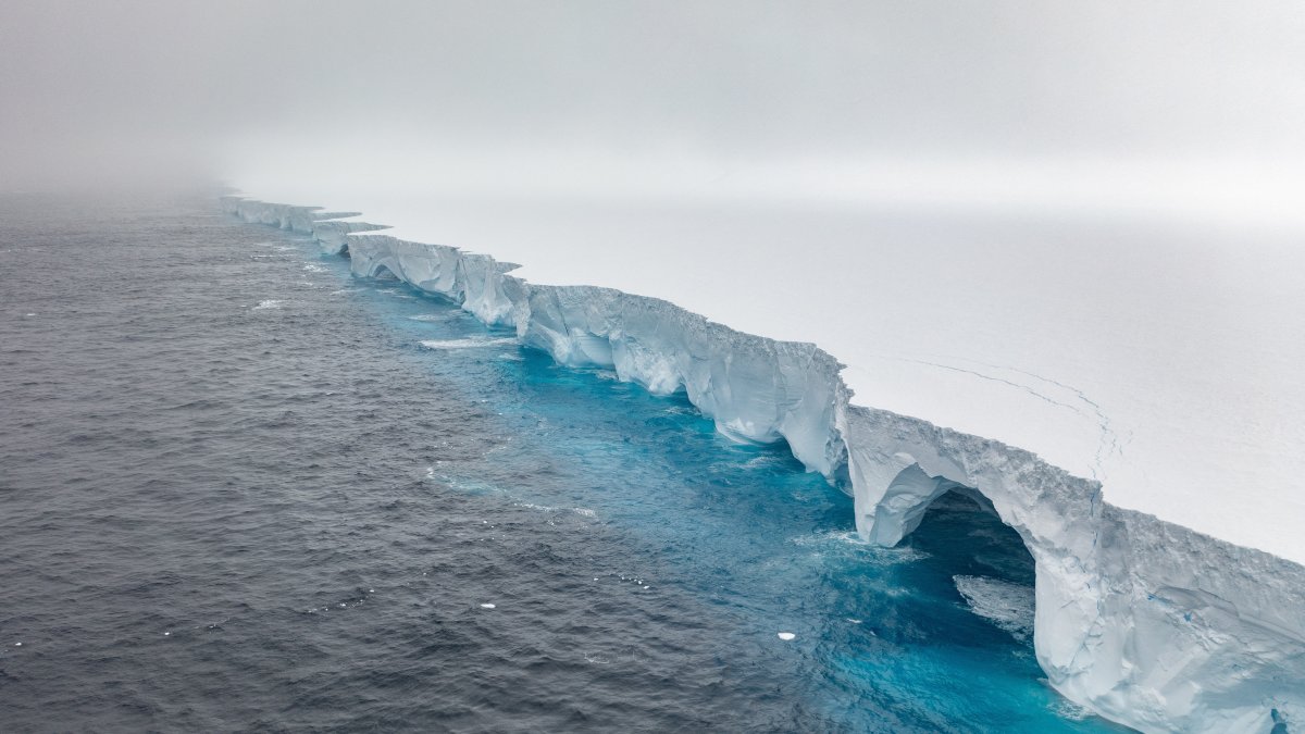 Esta imagen difundida por EYOS Expeditions el 19 de enero de 2024 muestra una vista aérea del iceberg A23a en las aguas del Océano Austral frente a la Antártida el 14 de enero.