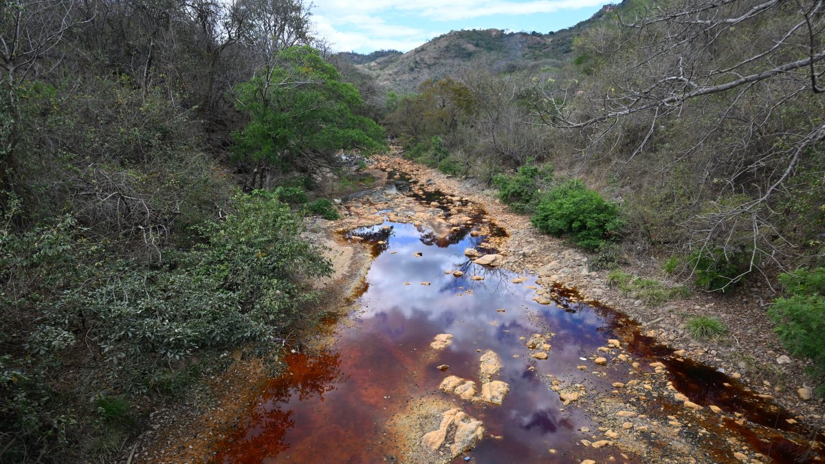 Vista general del río San Sebastián contaminado por la actividad minera en Santa Rosa de Lima, departamento de La Unión, El Salvador.
