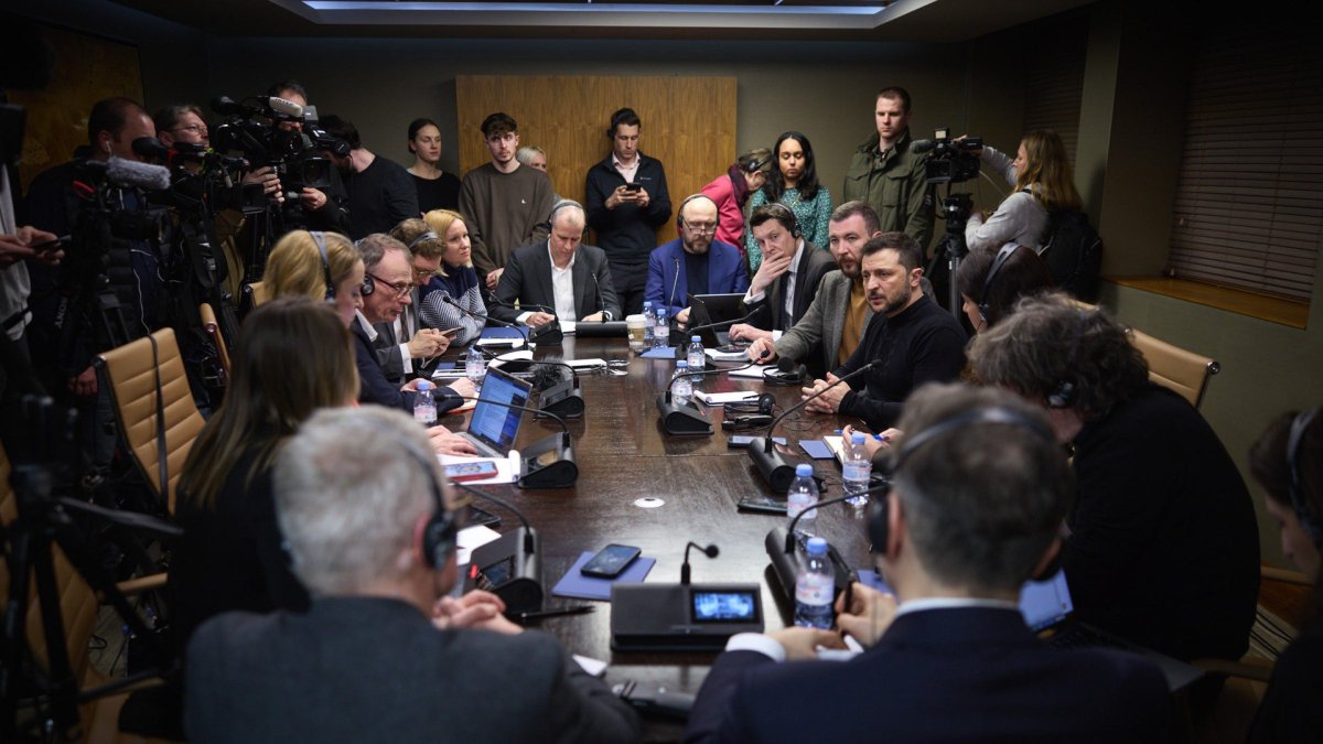 El presidente ucraniano, Volodímir Zelenski (d) mantiene una reunión con periodistas ucranianos y británicos.