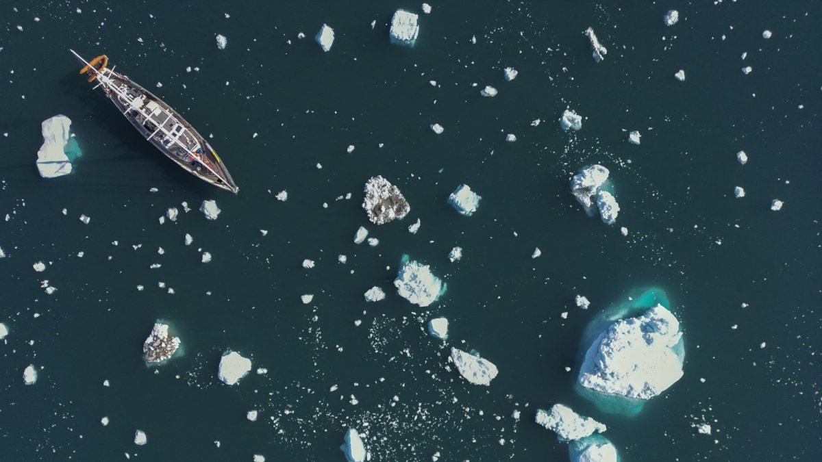 Foto tomada el 15 de agosto de 2023, muestra al velero 'Kamak' de la expedición Greenlandia, alrededor de Milne Land debido a las cálidas temperaturas en el fiordo Scoresby Sound.