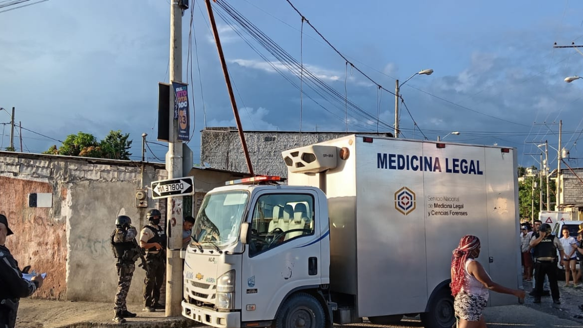 El carro de Medicina Legal hizo su arribo al sitio del suceso.