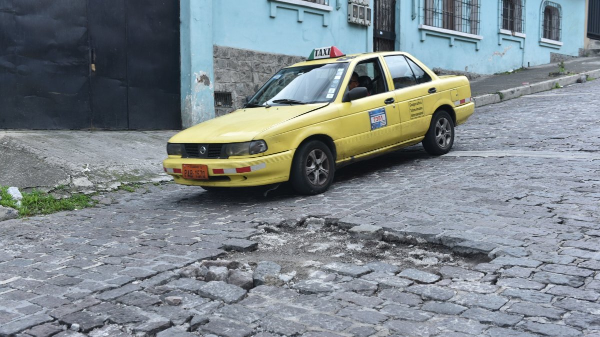 Daños. La Epmmop dice que tienen un plan de rehabilitación vial. Sin embargo, los quiteños cuestionan el mal estado de las vías. Algunas que fueron intervenidas presentan nuevos huecos.