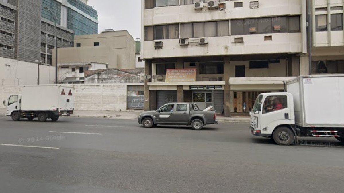 El edificio está ubicada en avenida Quito y Vélez, en el centro de Guayaquil.