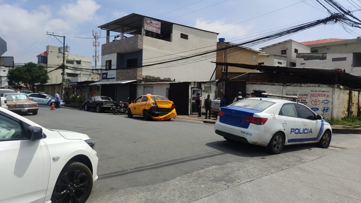 El taxi involucrado en el ataque a un vehículo blindado en el norte de Guayaquil.