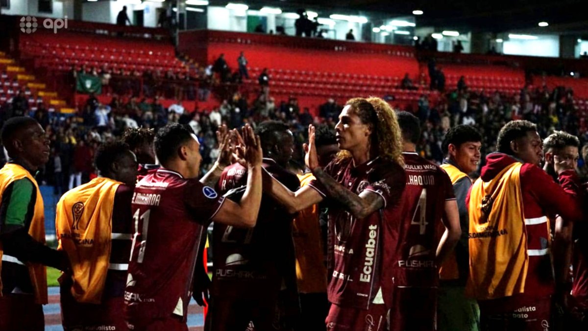 Los jugadores de Mushuc Runa y su festejo tras la victoria 2-1 sobre Orense que les dio el boleto a la fase de grupos de la Copa Sudamericana.