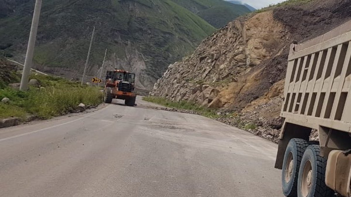 Maquinaria realiza trabajos de limpieza en la vía Cuenca-Girón-Pasaje.