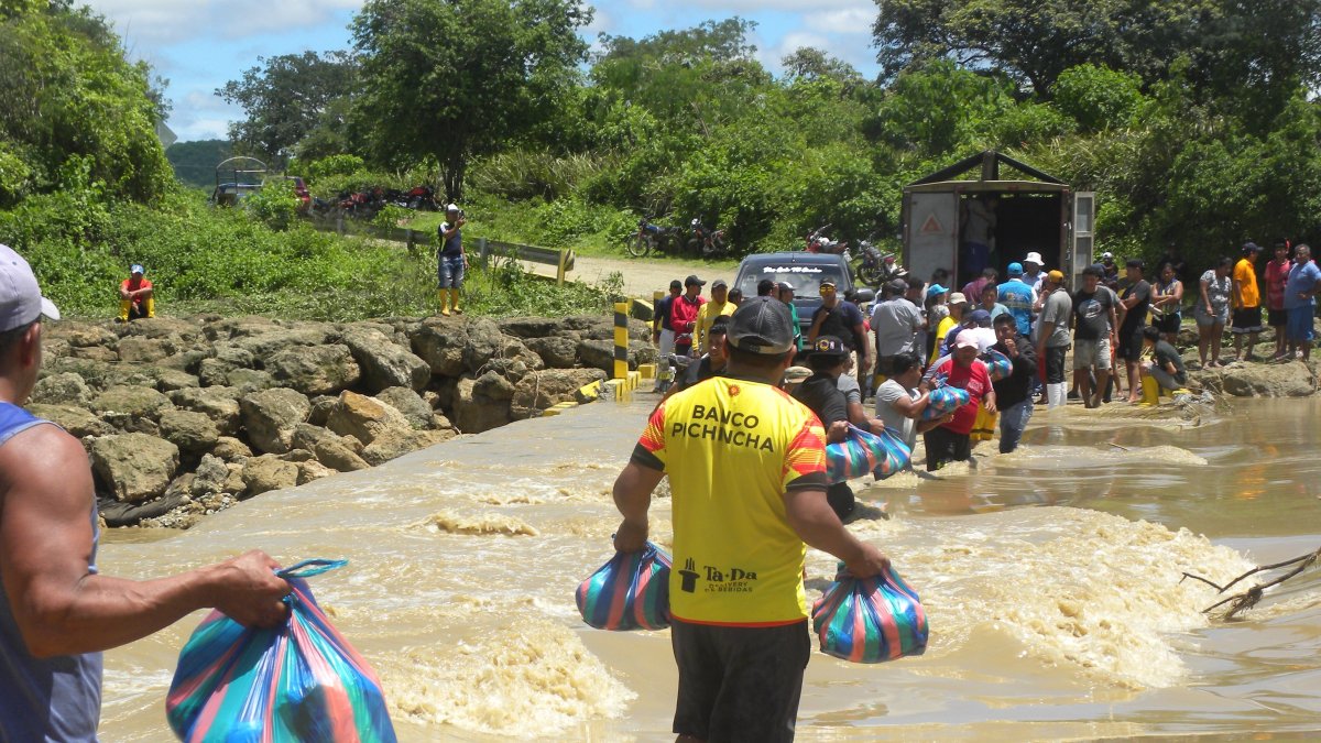 En Salanguillo se formaron cadenas humanas para pasar los alimentos debido al desbordamiento del río. Este lugar está aislado.
