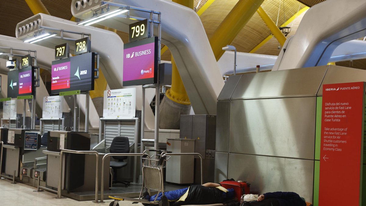 Unas quinientas personas sintecho que duermen en el aeropuerto de Madrid, el más grande de España, esperan con incertidumbre que las autoridades españolas alcancen un acuerdo para realojarles.