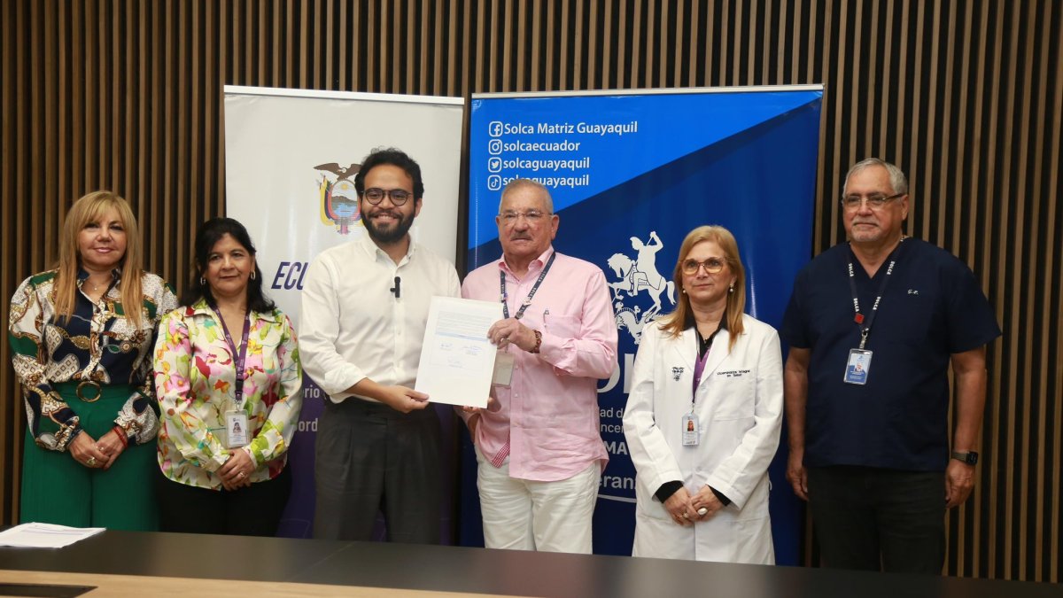 El ministro Edgar Lama firmó el convenio con el presidente de Solca, José Jouvin.