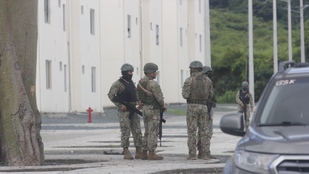 Policías y fuerzas armadas realizan allanamientos en los bloques de Socio Vivienda 4 tras la masacre.