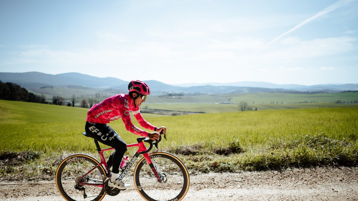 Richard Carapaz suma kilómetros de cara al Giro de Italia, su principal objetivo.