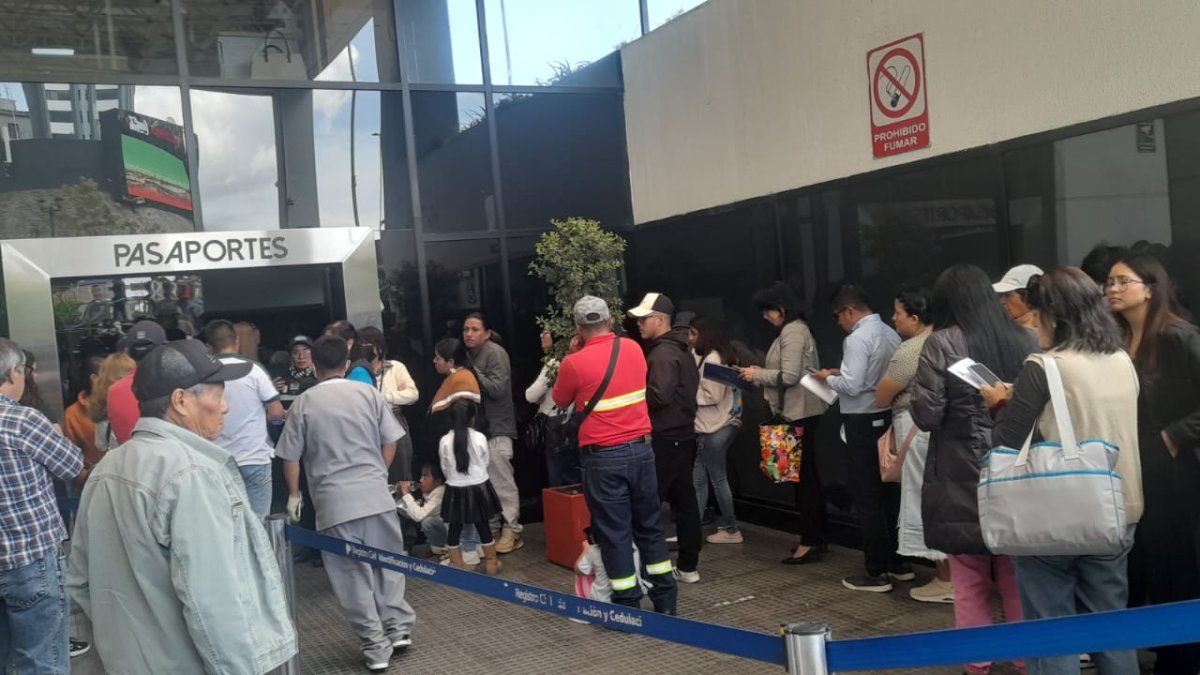Las personas se acercan a la matriz del Registro Civil en Quito, pero sus funcionarios señalan que no hay turnos para sacar el pasaporte hasta mayo.