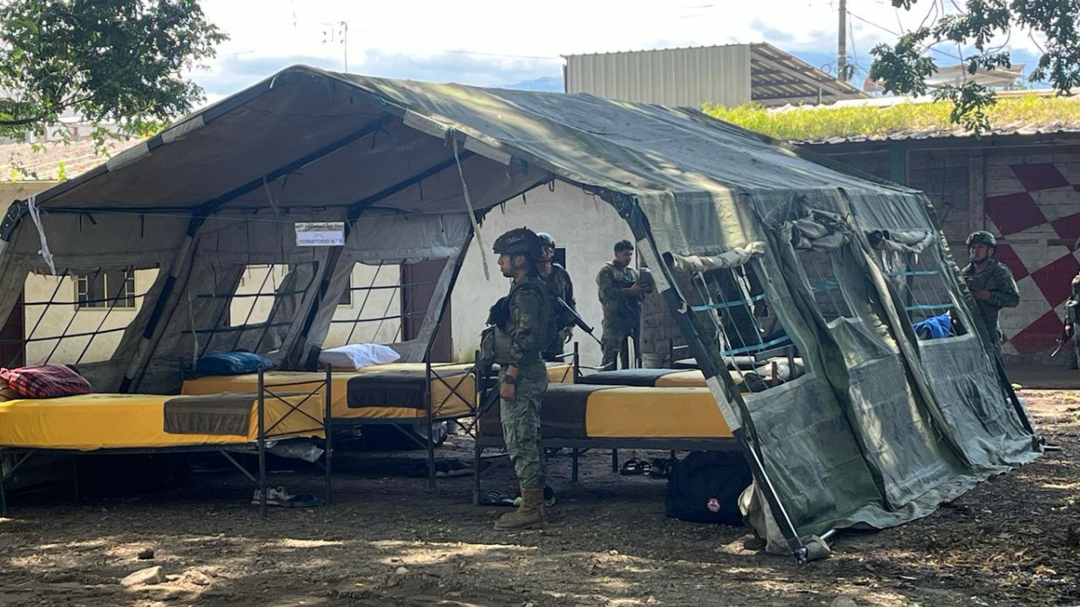 En cada base militar pernoctan 54 efectivos militares, quienes utilizan carpas conocidas como 