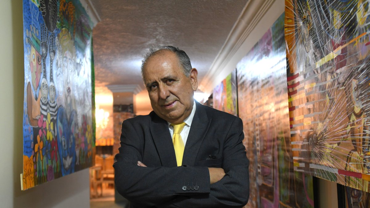 El artista quiteño es conocido por elaborar fusiones entre los volúmenes geométricos, las cromáticas brillantes y los universos abstractos.