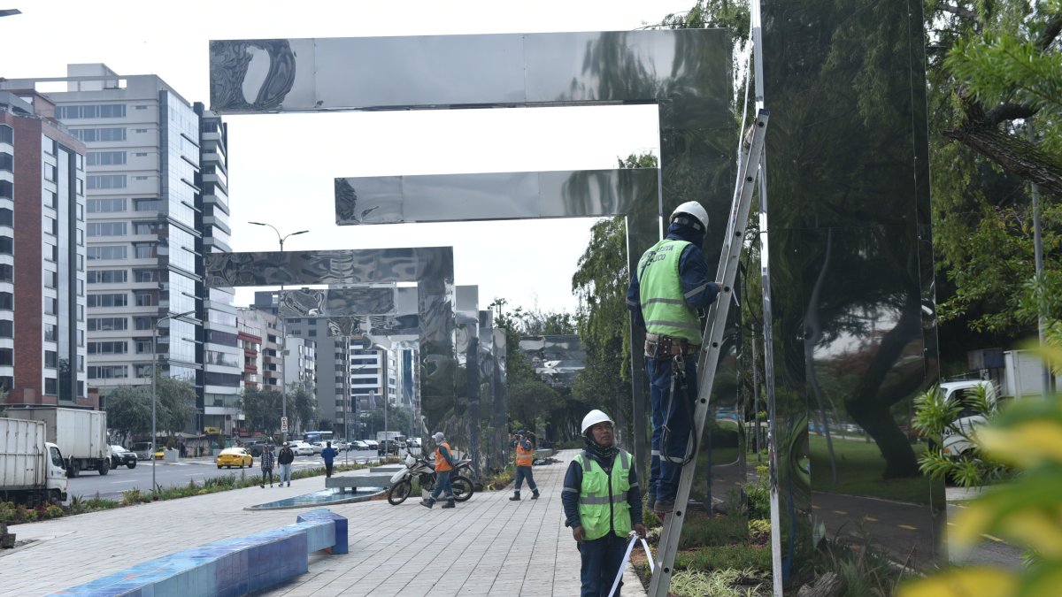 En el Bulevar de Los Shyris, trabajadores instalan 21 estructuras arquitectónicas.