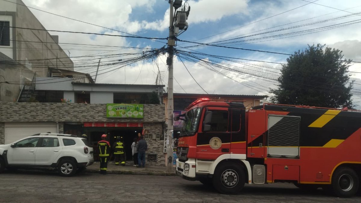 Bomberos de Quito atendió una deflagración ocasionada por una fuga de gas en el sector de la Vaca de Castro al norte de Quito.