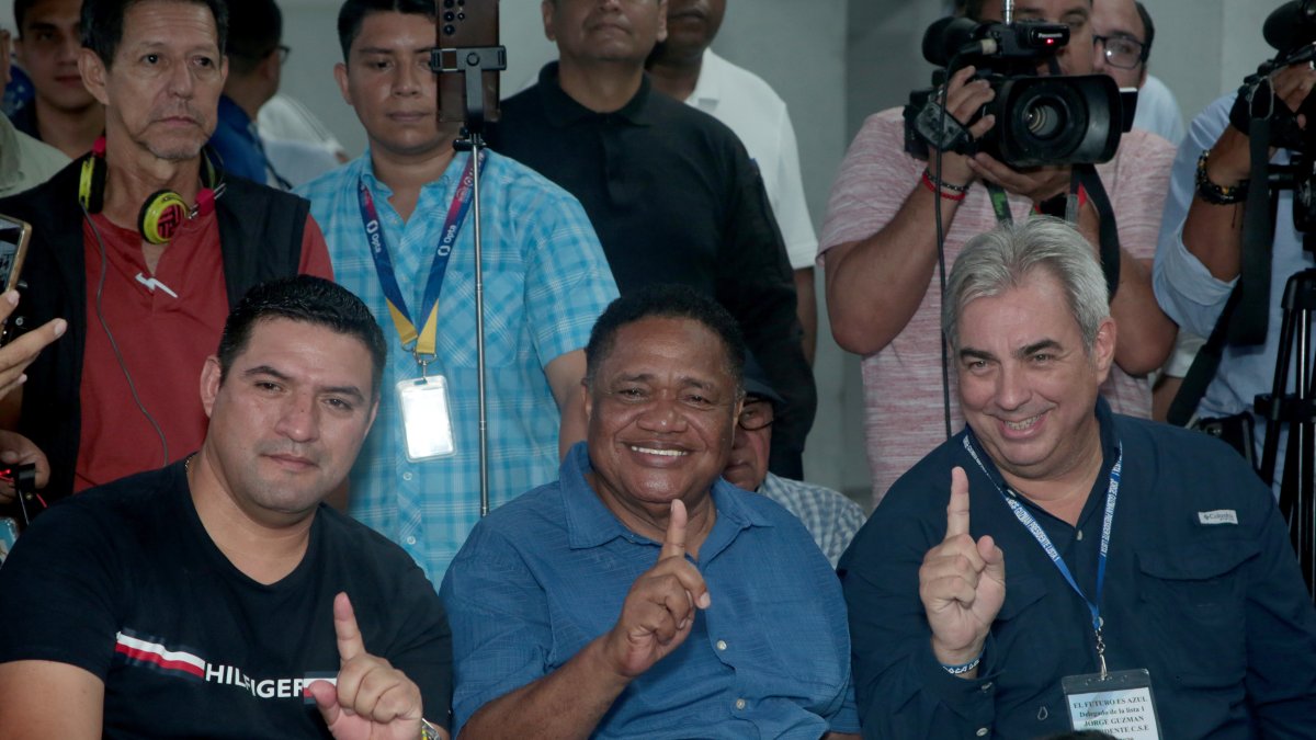 Guzmán (c) fue electo como titular del Bombillo tras las elecciones del pasado jueves 27 de febrero.